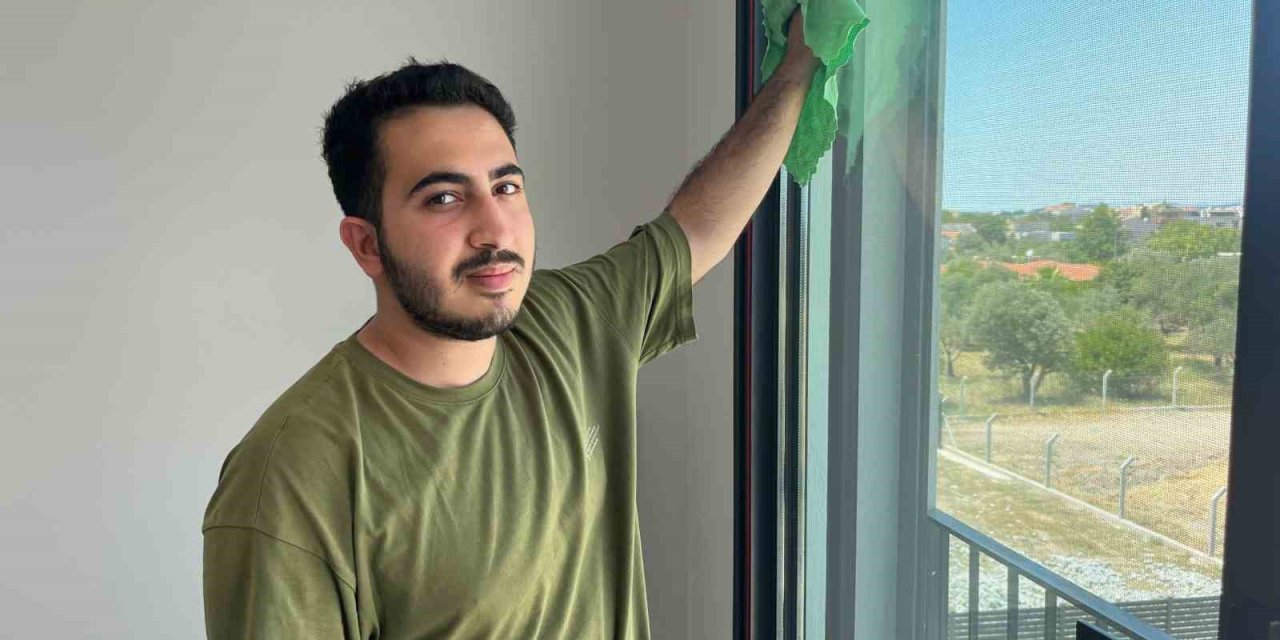 Üniversite sıralarından ev temizliğine: "Öğrenci İşleri Temizlik"