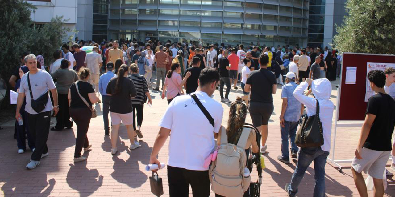 Aydın’da YKS heyecanı: Öğrenciler içeride, aileler dışarıda ter döktü