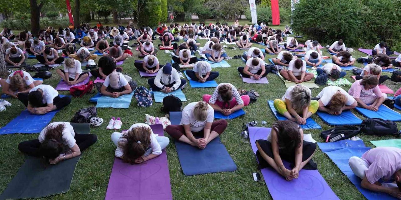 Denizli’de 300 kadın aynı anda yoga yaptı
