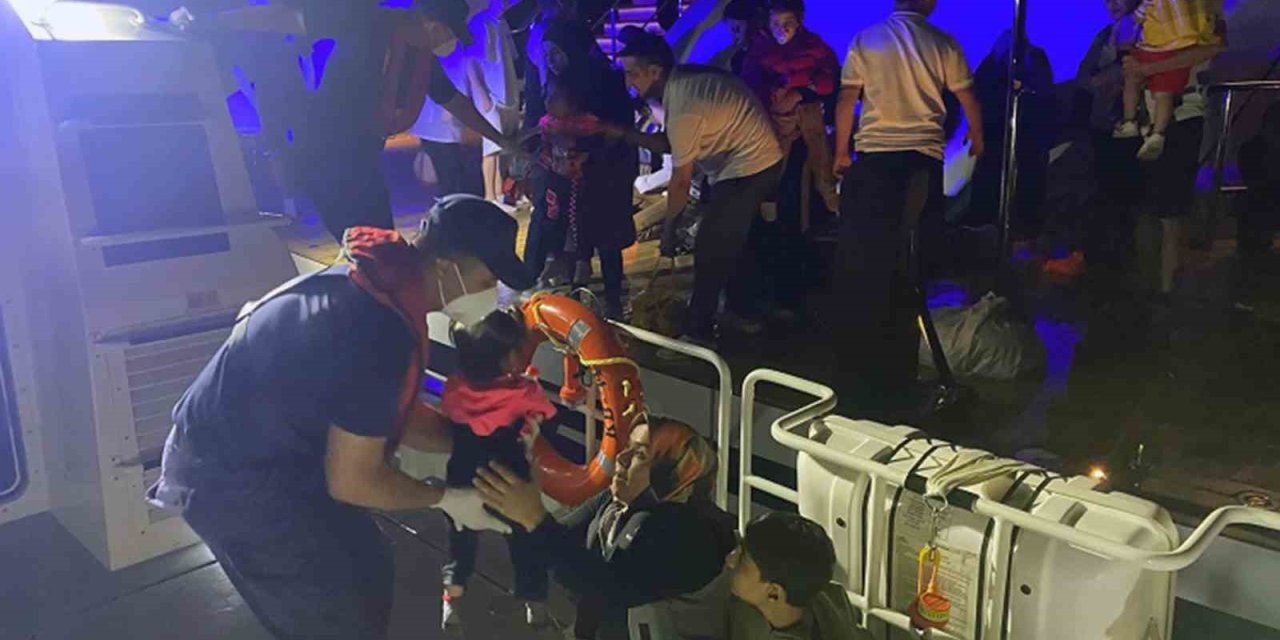 Fethiye açıklarında arızalanan lastik bottaki düzensiz göçmenler kurtarıldı