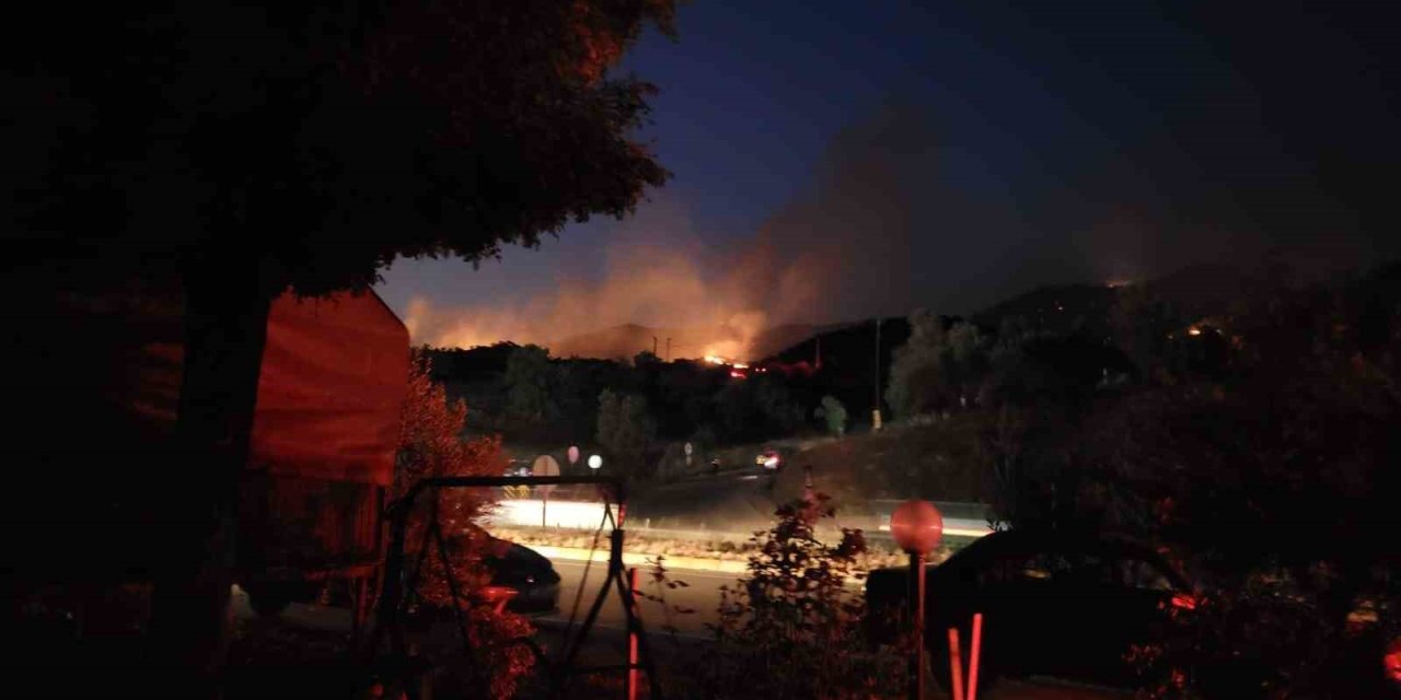 Aydın’daki yangını söndürme çalışmalarına gece görüşlü helikopterler havadan destek veriyor