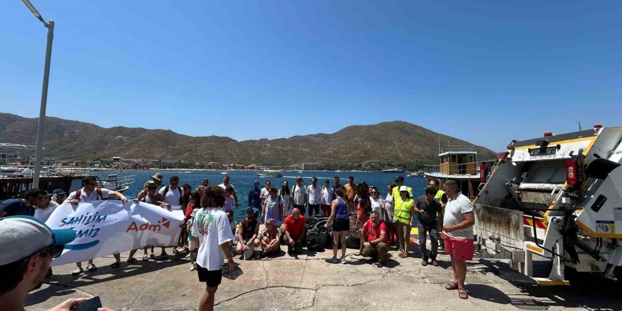 Marmarisli gönüllülerden koy temizliği