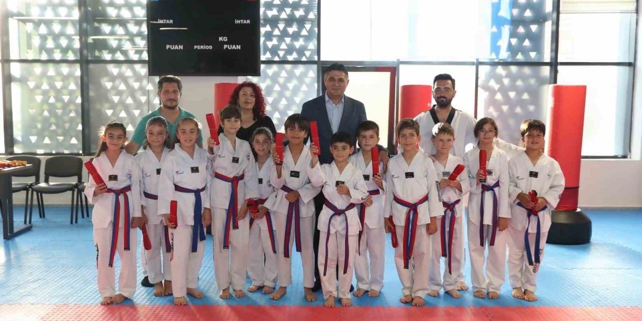 Aliağa Belediyesi Taekwondo Kursu’nun sporcuları kuşak atladı