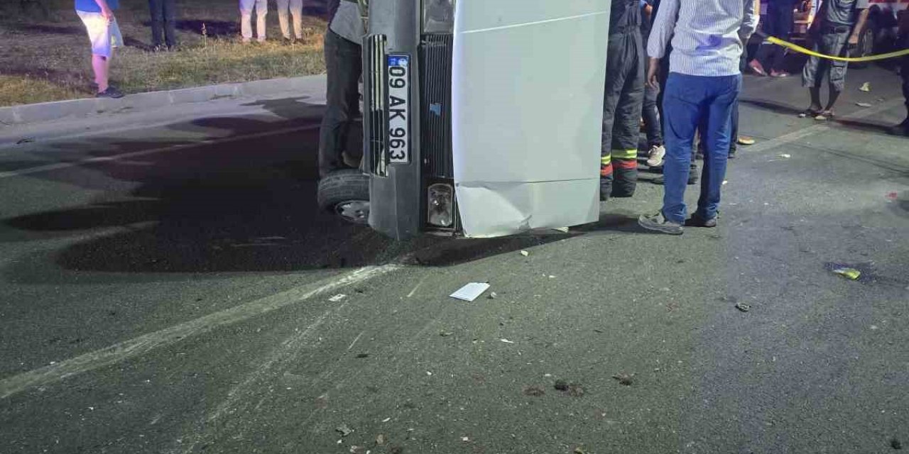 Ticari araç ile çarpışan otomobil yan yattı: 3 yaralı