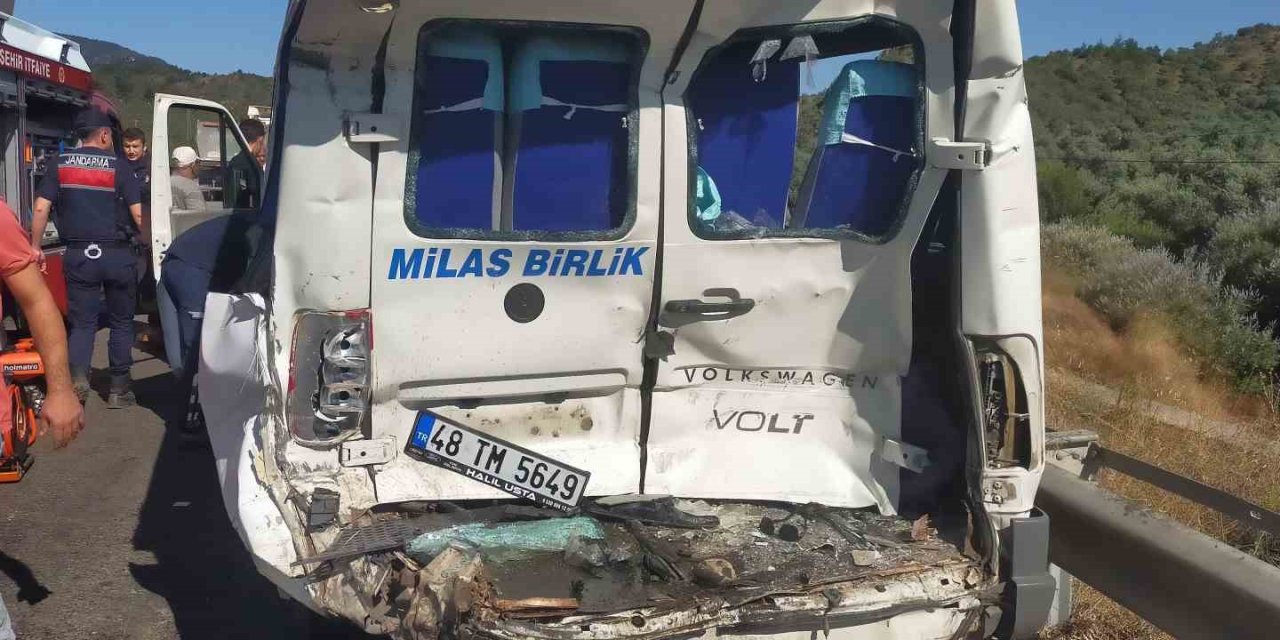 Beton mikseri dolmuşa çarptı: 1 ölü, 13 yaralı