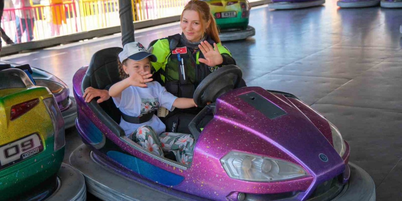 Polis özel çocuklarla birlikte lunaparkta eğlenceli bir gün yaşadı