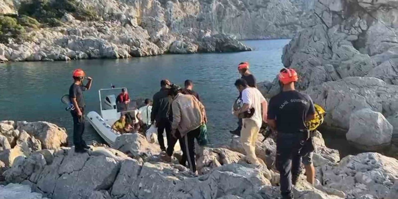 Marmaris’te 15 düzensiz göçmen ve bir göçmen kaçakçısı yakalandı