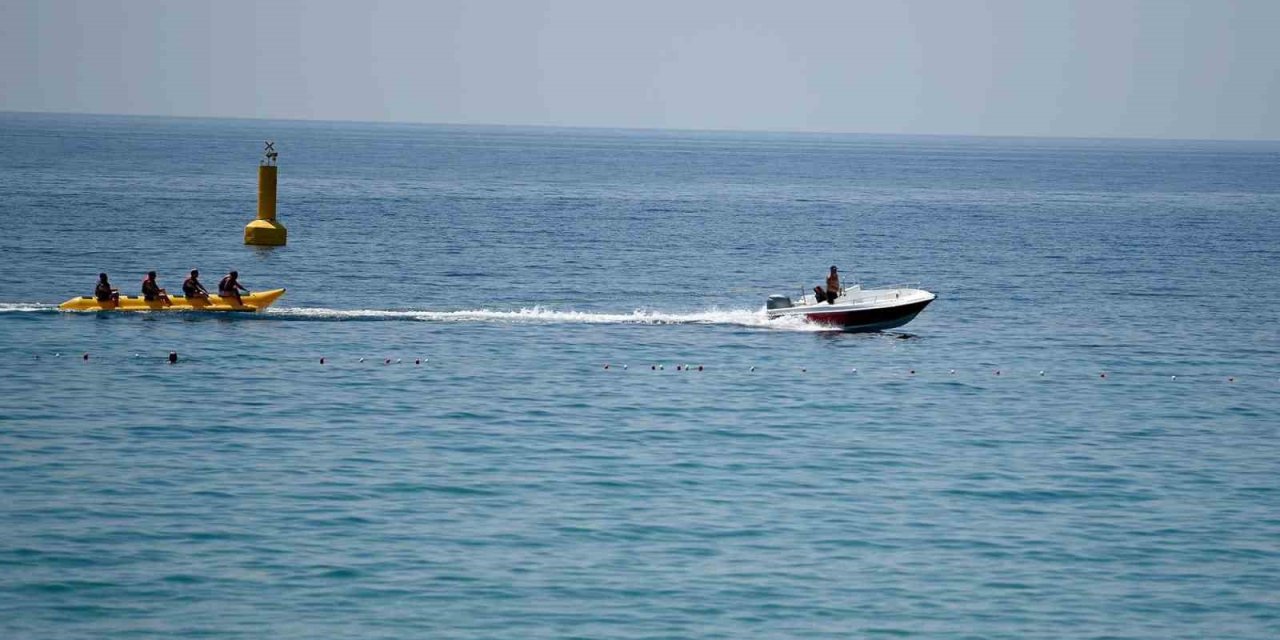 Kuşadası’nda sıcak havadan bunalanlar plajlara akın etti