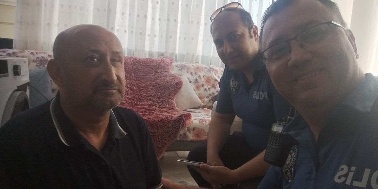 Görme engelli vatandaşın yardımına polis koştu