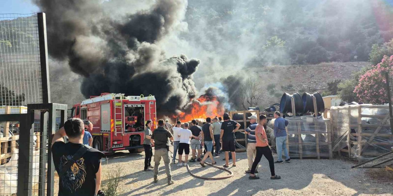 Depolama alanındaki borular alevlere teslim oldu