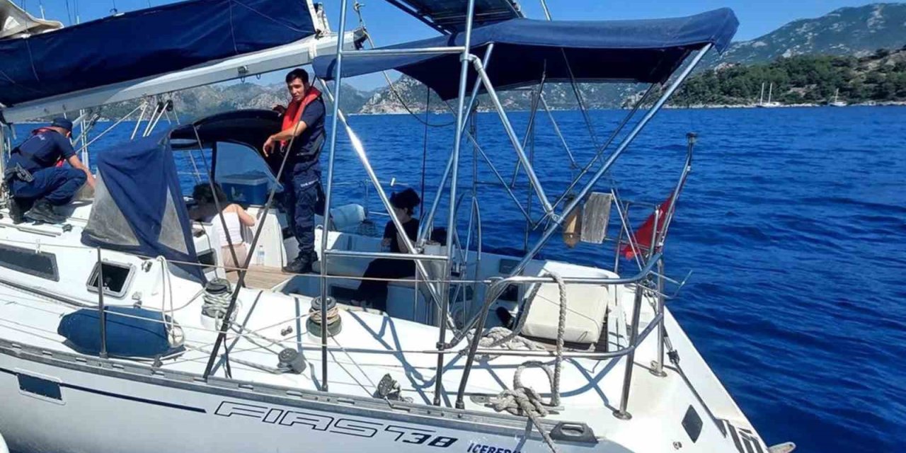 Yelkenli teknede 2 göçmen kaçakçısı ve 38 düzensiz göçmen yakalandı