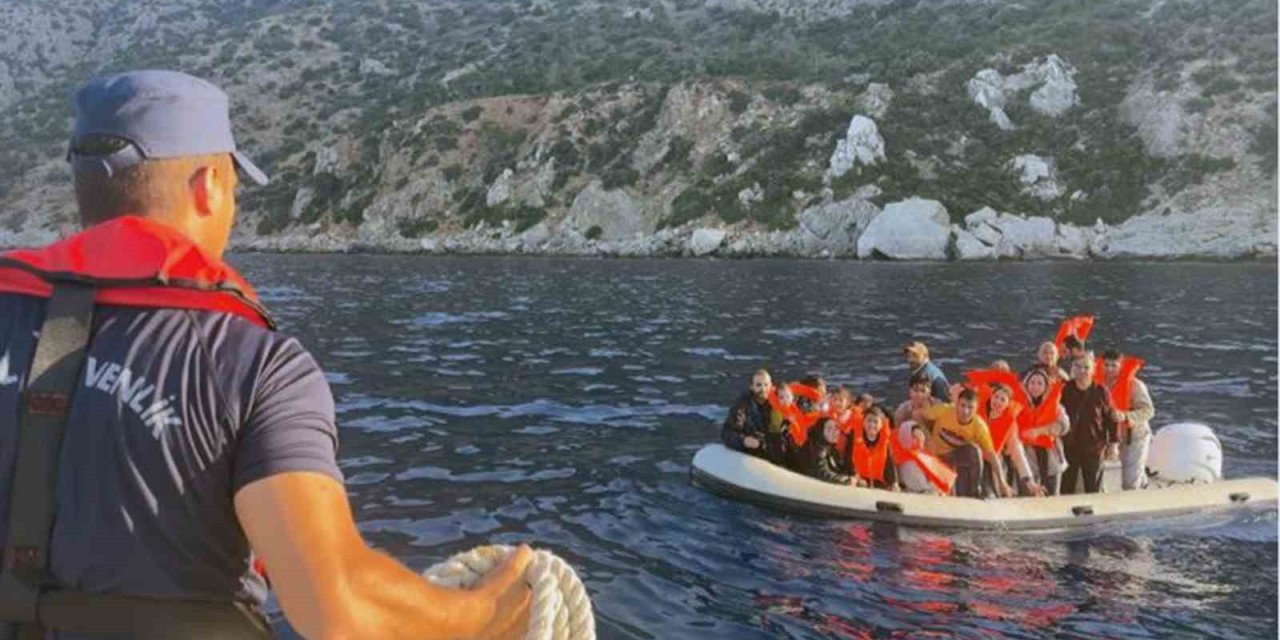 Datça açıklarında 25 düzensiz göçmen kurtarıldı, bir göçmen kaçakçısı yakalandı