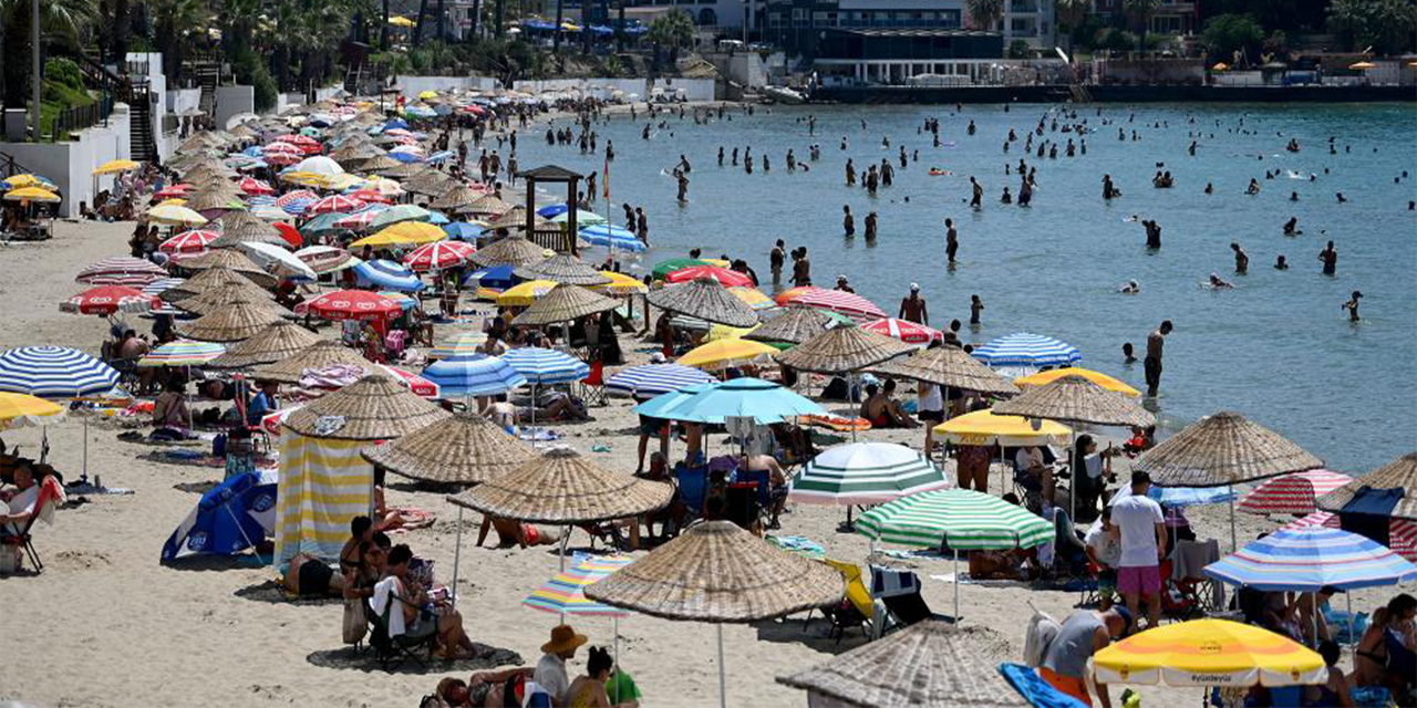 Kuşadası’nda sıcaktan bunalanlar plajlara akın etti