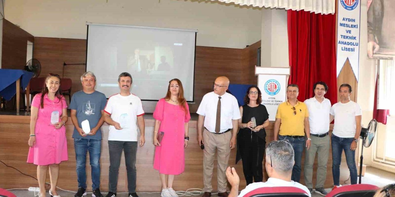 Yıl sonu toplantısında okuldan ayrılan öğretmenlere veda edildi