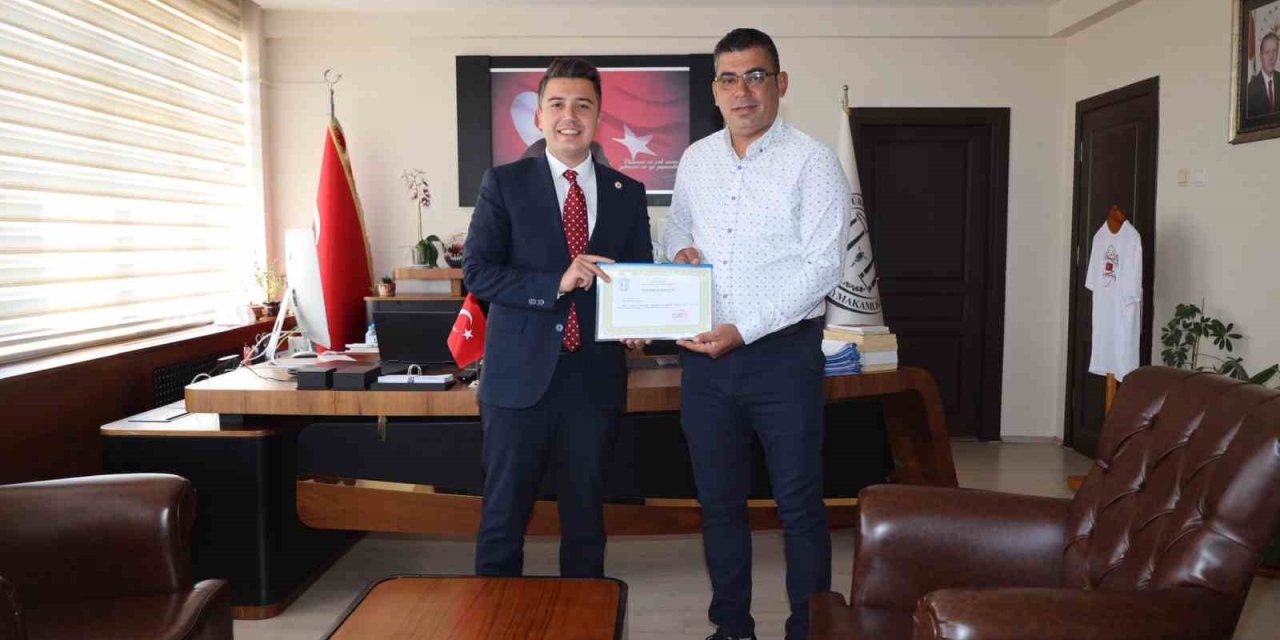 Kaymakam Gündoğdu’dan örnek muhtara teşekkür belgesi