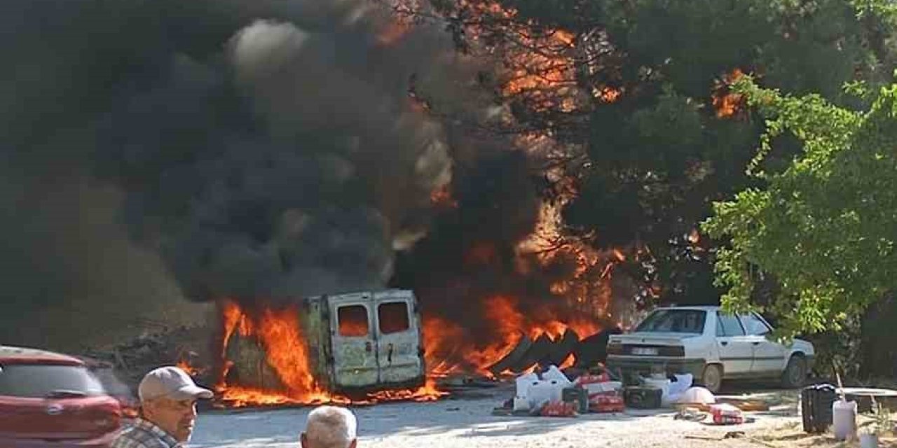 Karavan yangını ormana sıçradı, ekipler anında müdahale etti