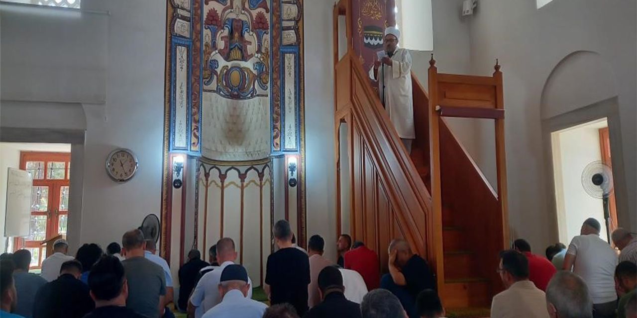 Cuma hutbesinde “Kamu hakkı” vurgusu: “Ateşten gömlek giymektir”