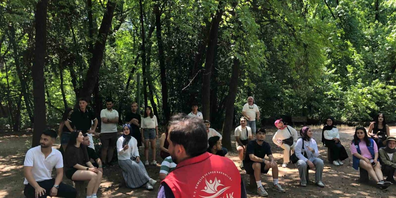 Muğla’da gönüllü gençler doğayı keşfetti, çevre temizliği yaptı