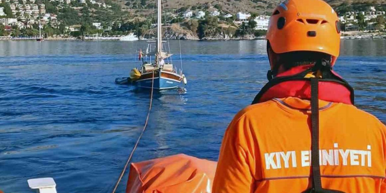 Bodrum’da arızalanan ve içinde 2 kişi bulunan tekne KIYEM ekiplerince kurtarıldı