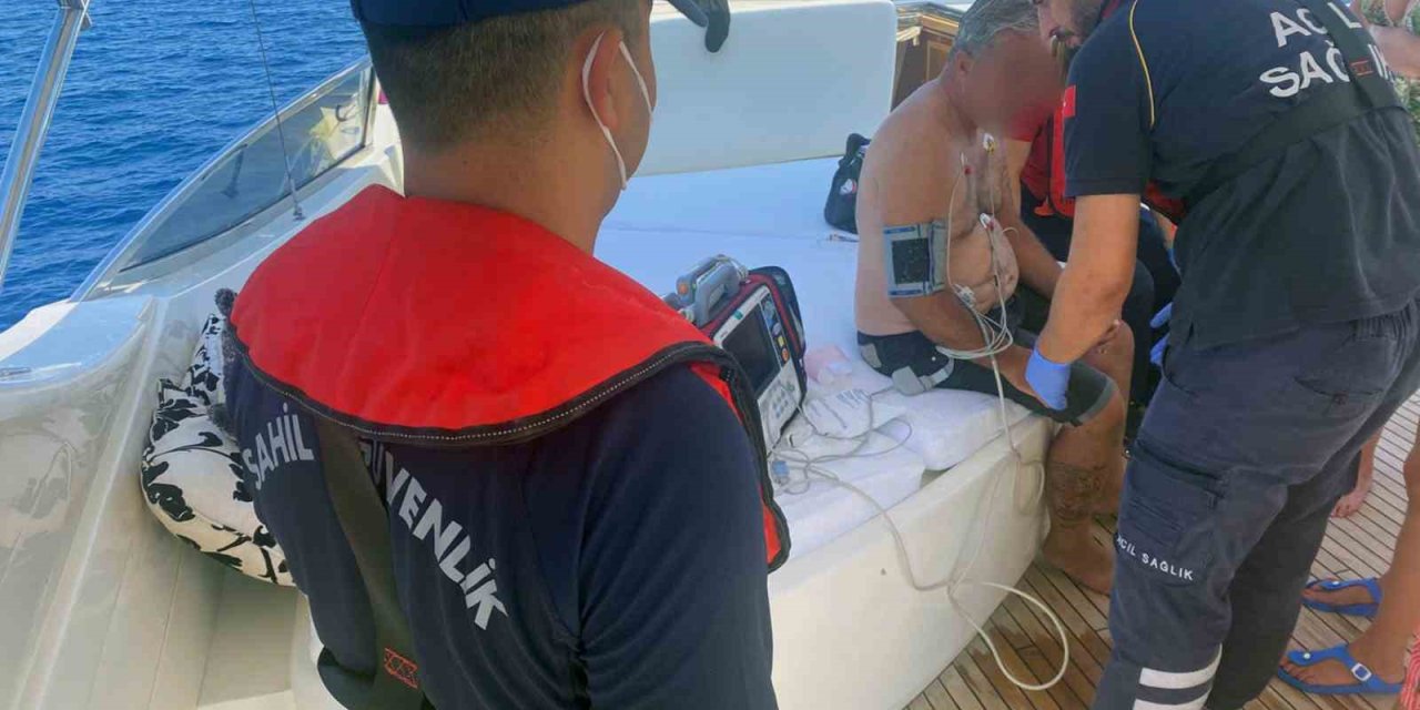 Fethiye’de 2 vatandaşa denizden tıbbi tahliye gerçekleştirildi