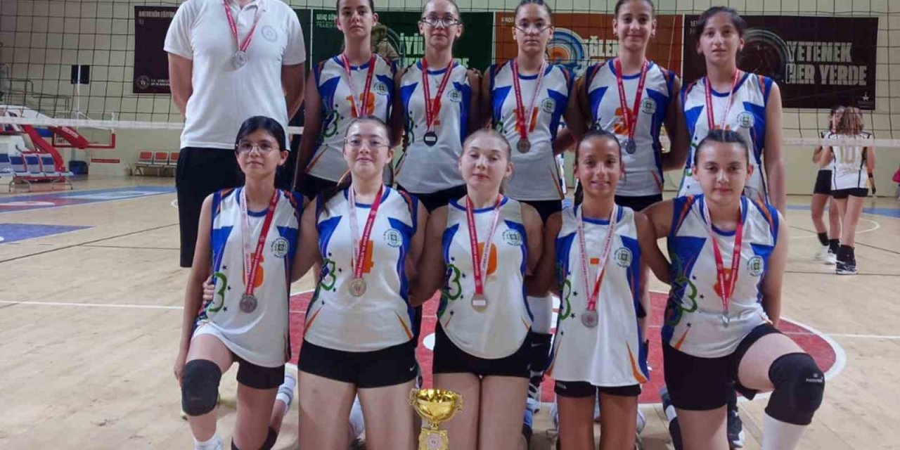 Muğla Büyükşehir’in Voleybol takımlarından çifte başarı