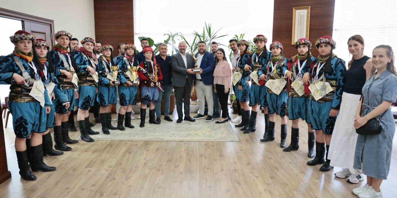 Menemen, halk oyunlarında Türkiye şampiyonluğu gururu yaşadı