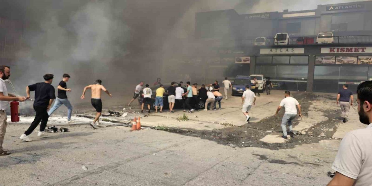 Buca Otokent’e sıçrayan orman yangında 25 araç kül oldu