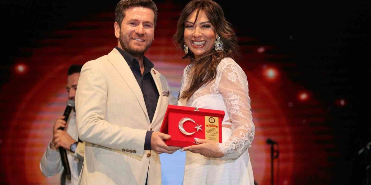 29. Kızılcabölük Kültür Sanat ve Moda Festivalinde Işın Karaca rüzgarı esti