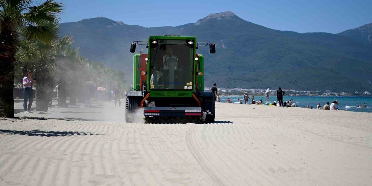 Kuşadası plajlarına son model kum temizleme aracı
