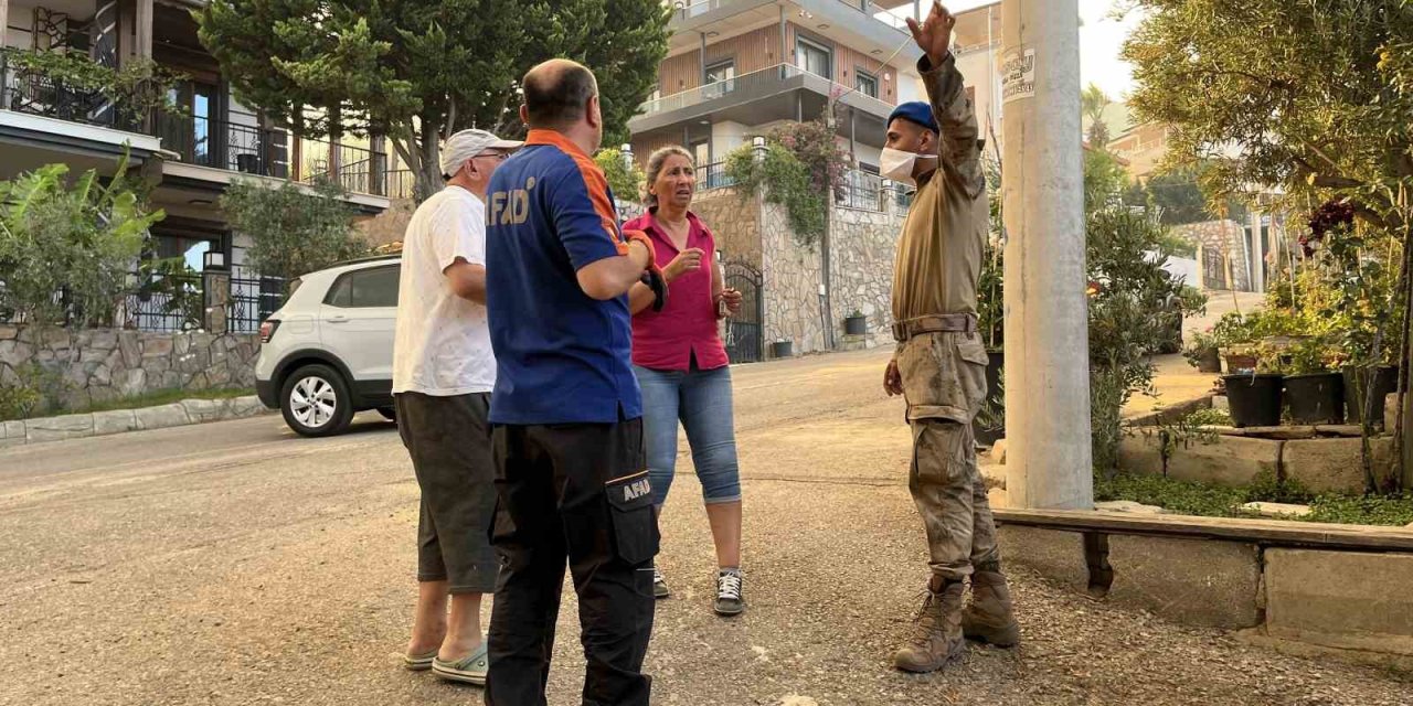 Seferihisar’da alevlerin yaklaştığı mahalle tahliye ediliyor