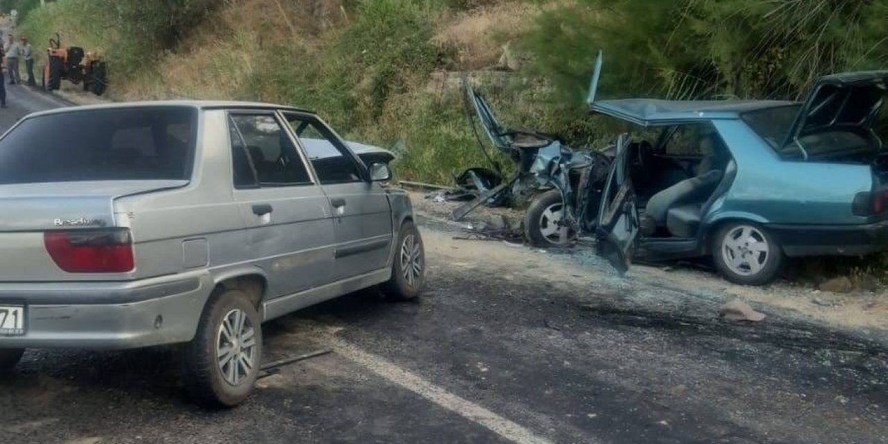 Kafa kafaya çarpıştılar: 3 yaralı