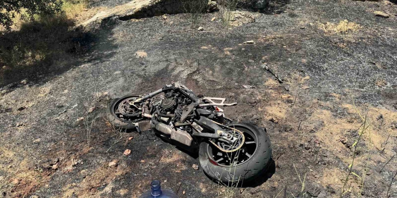 Kaza sonrası çıkan yangın, yol kenarına bırakılan su bidonlarıyla söndürüldü