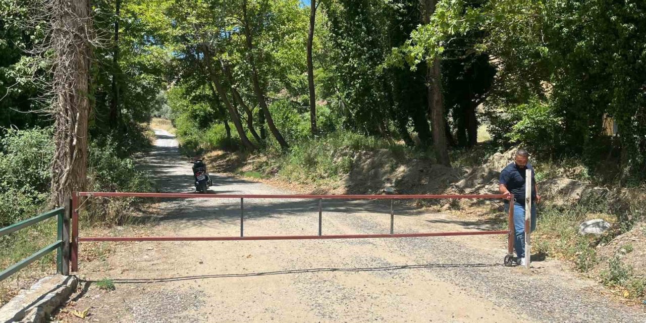 Yangınlara karşı ormanı demir kapı ile kapattılar