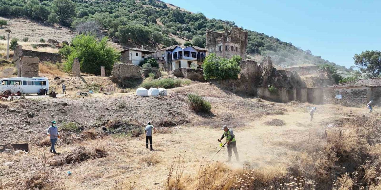 Nazilli Belediyesi’nden Arpaz Kalesi’nde temizlik çalışması