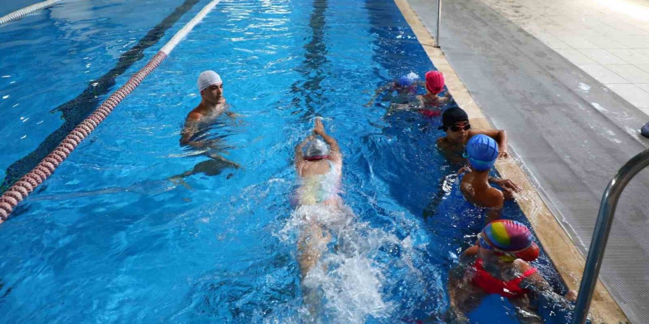 Bodrum Belediyesi’nin ücretsiz yüzme kursları başladı