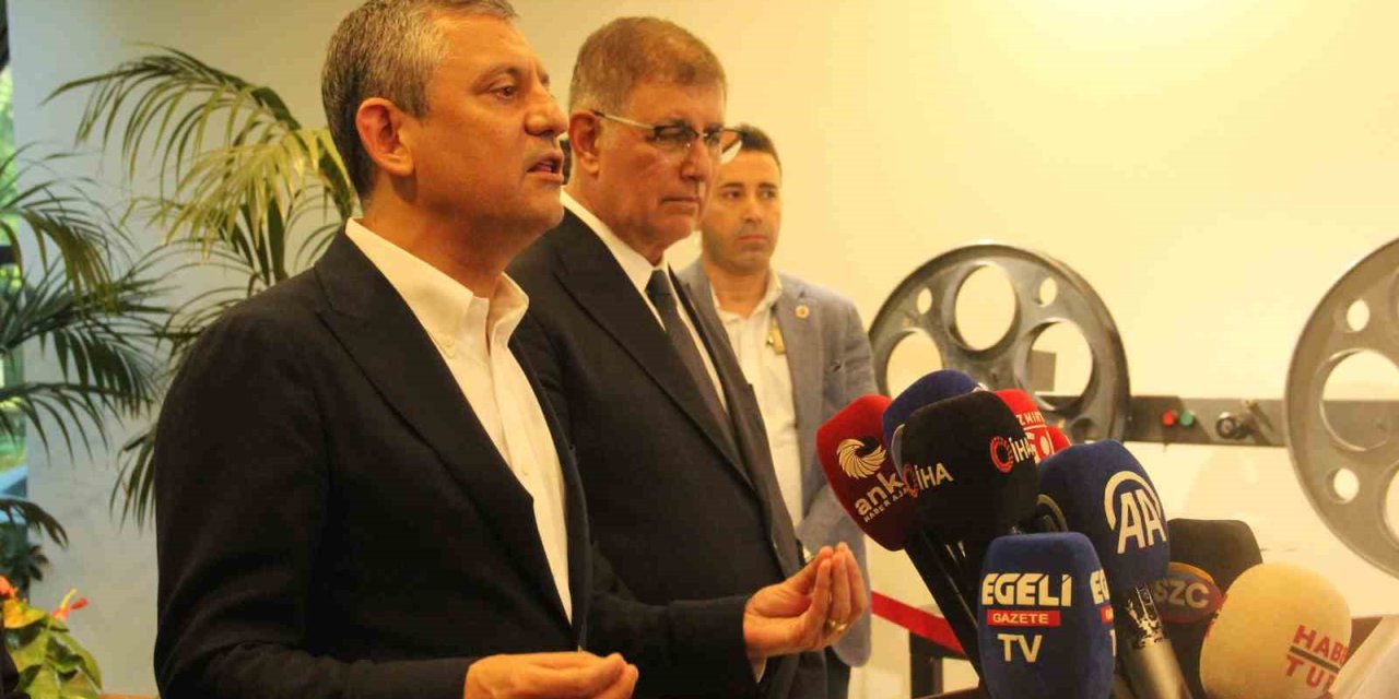 CHP Genel Başkanı Özgür Özel İzmir’de basın toplantısı düzenledi