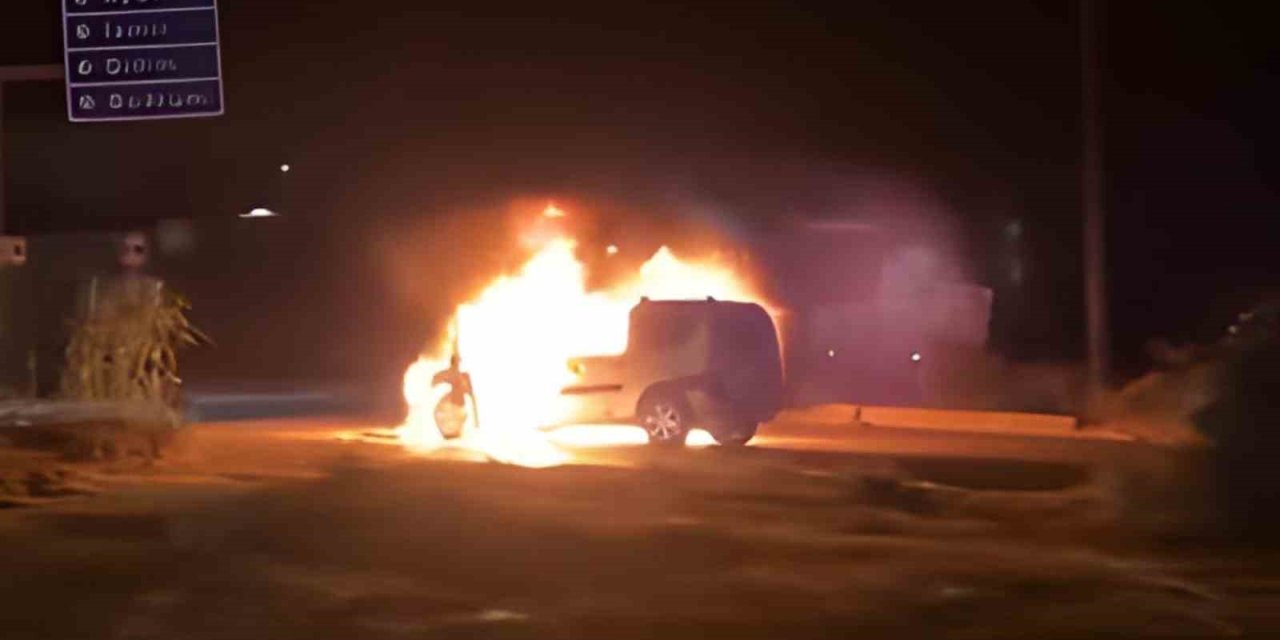 Ağaçlı Kavşağı’nda araç yangını, otombil dakikalar içinde küle döndü