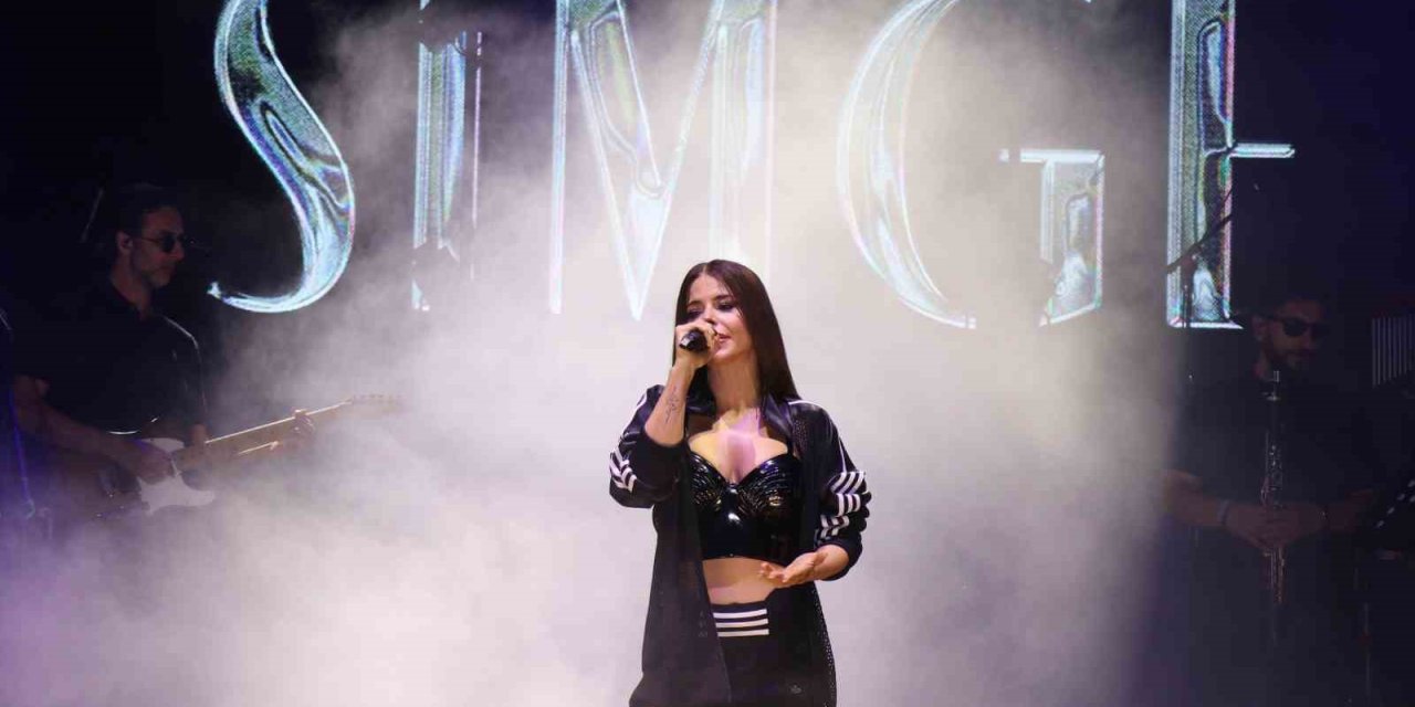 Simge Sağın, Denizlili otomobil tutkunlarına unutulmaz bir gece yaşattı