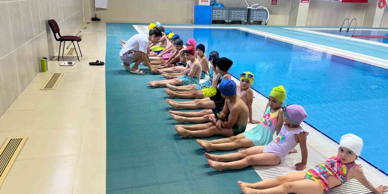 Sıcak havalarda minikler eğlenerek öğreniyor