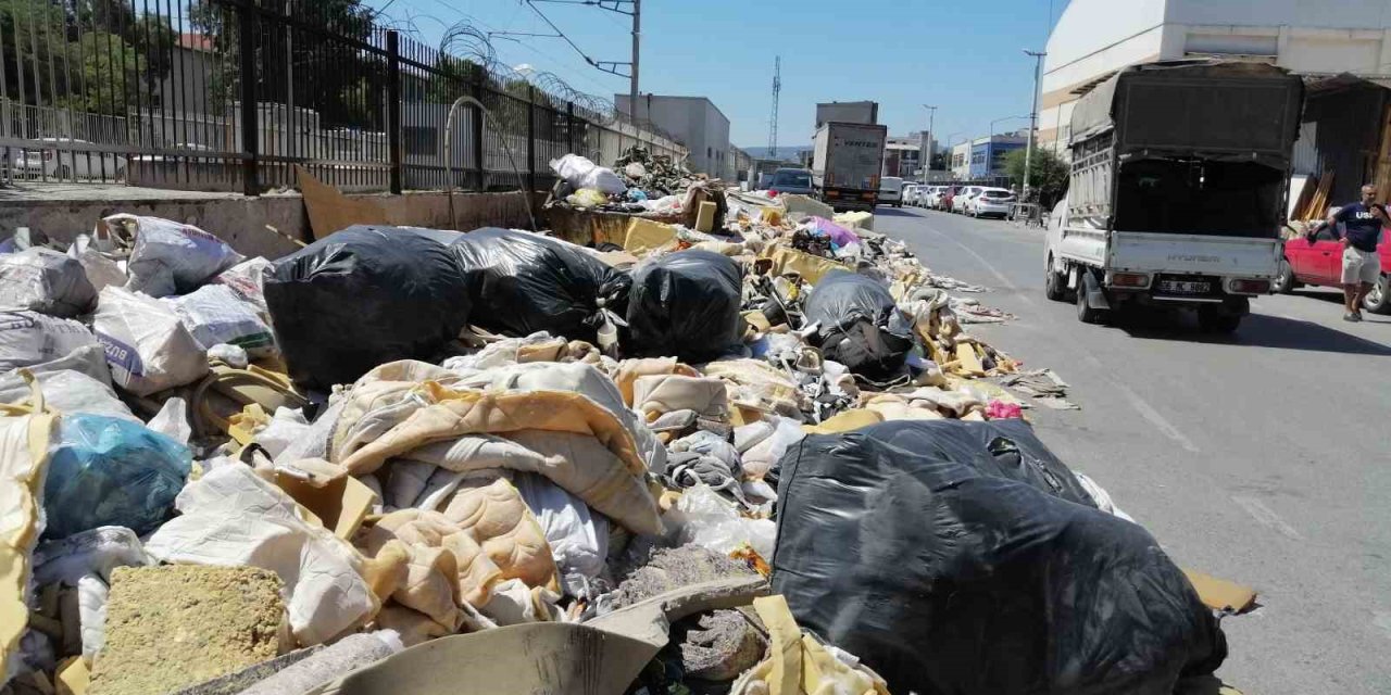 İzmir’in göbeğinde çöp dağları, yangına davetiye çıkarıyor