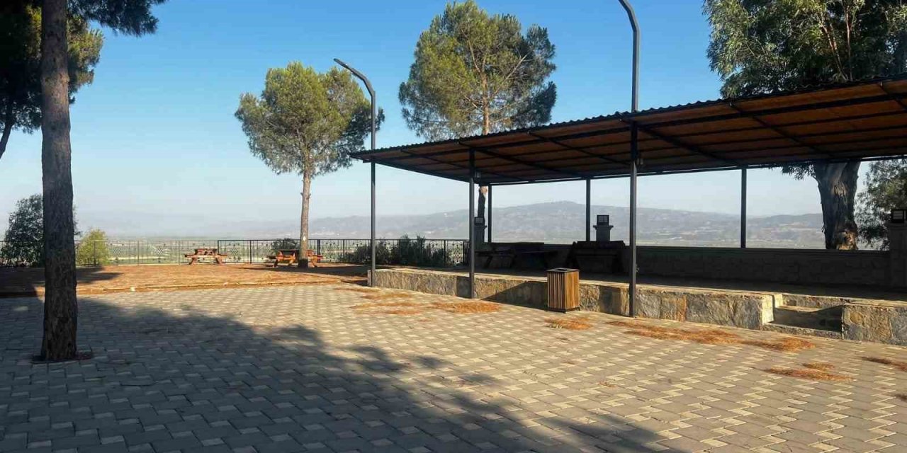 Mahalle muhtarı mesire alanındaki çöplere isyan etti
