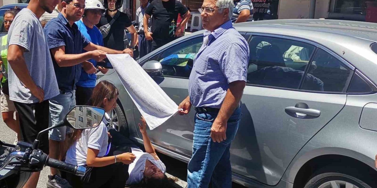 Vatandaşlar yaralı kadın sürücüyü güneşten havluyla korudu