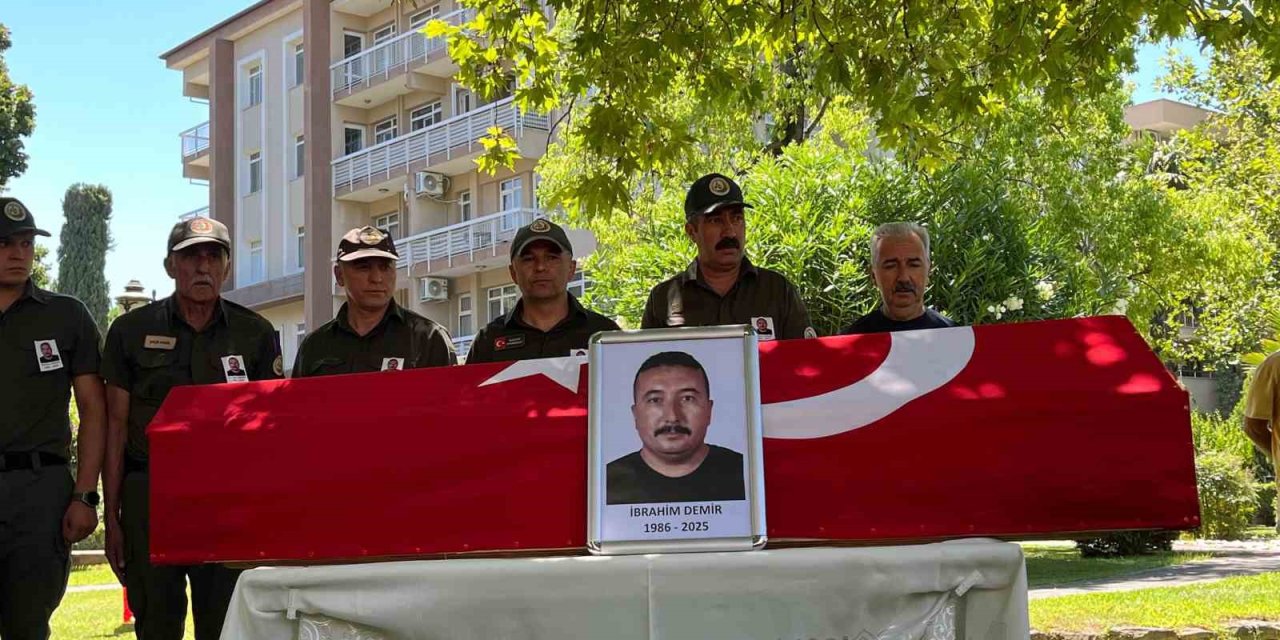 İzmir’deki yangında şehit olan orman personelinin cenazesi törenle memleketine uğurlandı