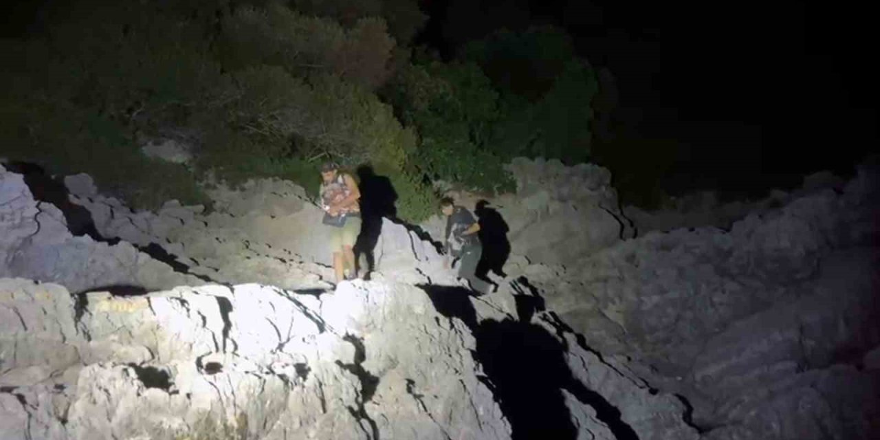 2 düzensiz göçmen karadan ulaşımın bulunmadığı bölgeye bırakıldı