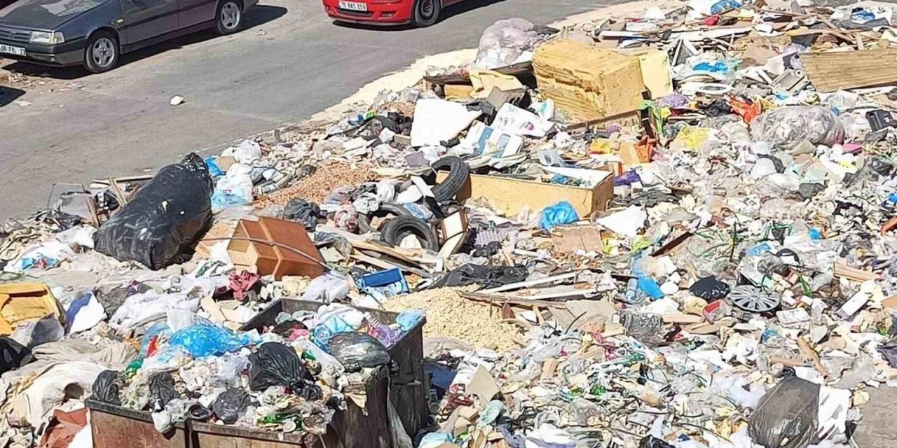 Korkulan oldu, Buca’da toplanmayan çöpler alev alev yandı