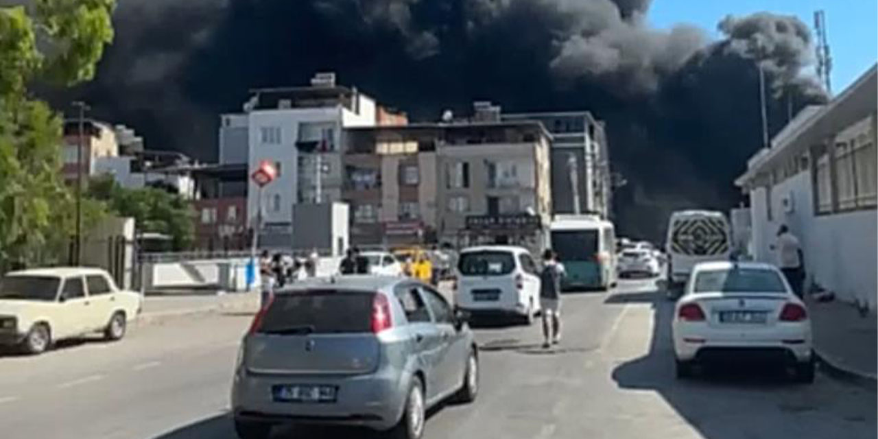 Buca’da toplanmayan çöpler alev alev yandı
