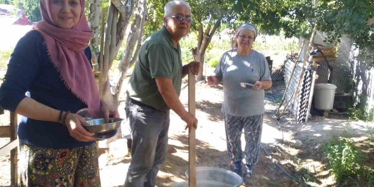 Evlerde aşure kazanları bolluk ve bereket için kaynıyor