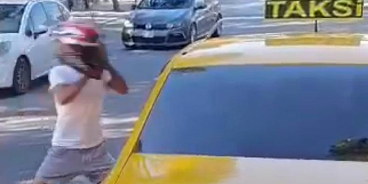 Motosikletli, taksi şoförüne kaskla saldırdı