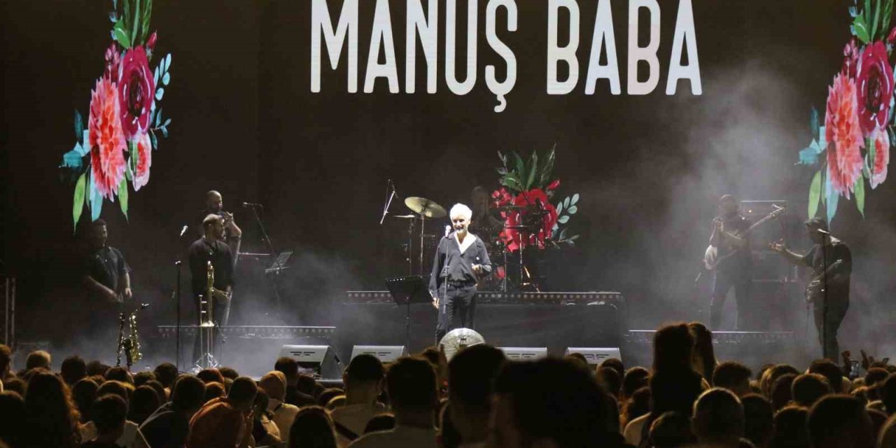 Manuş Baba, DEMOT’ta hayranlarıyla bir araya geldi