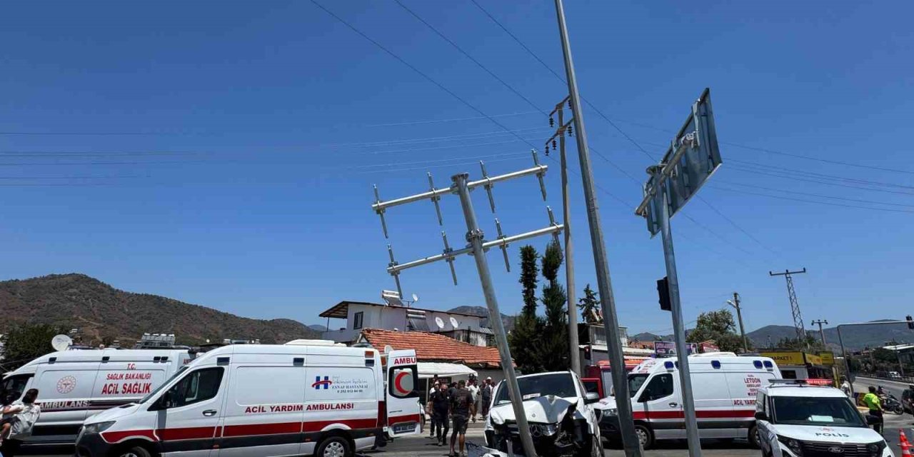Fethiye’de trafik kazasında 11 kişi yaralandı